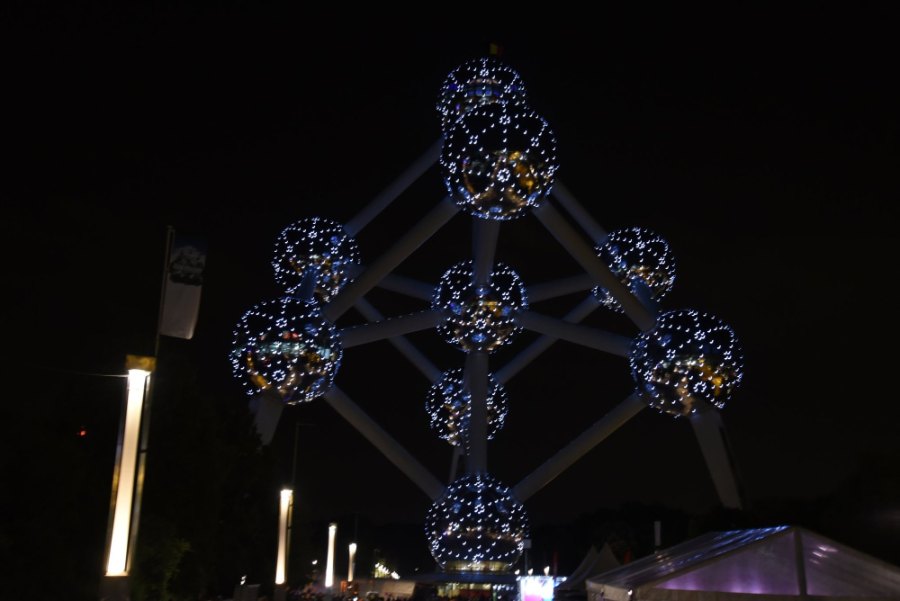 The Atomium's spheres lit up against the night sky