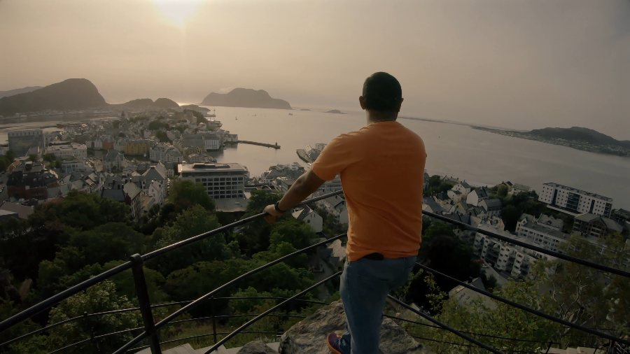 Praddy at the railing of the viewpoint above Ålesund at sunset