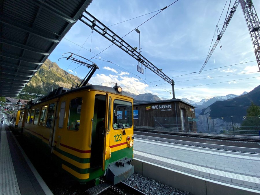 The yellow-and-green rack railway train at Wengen station